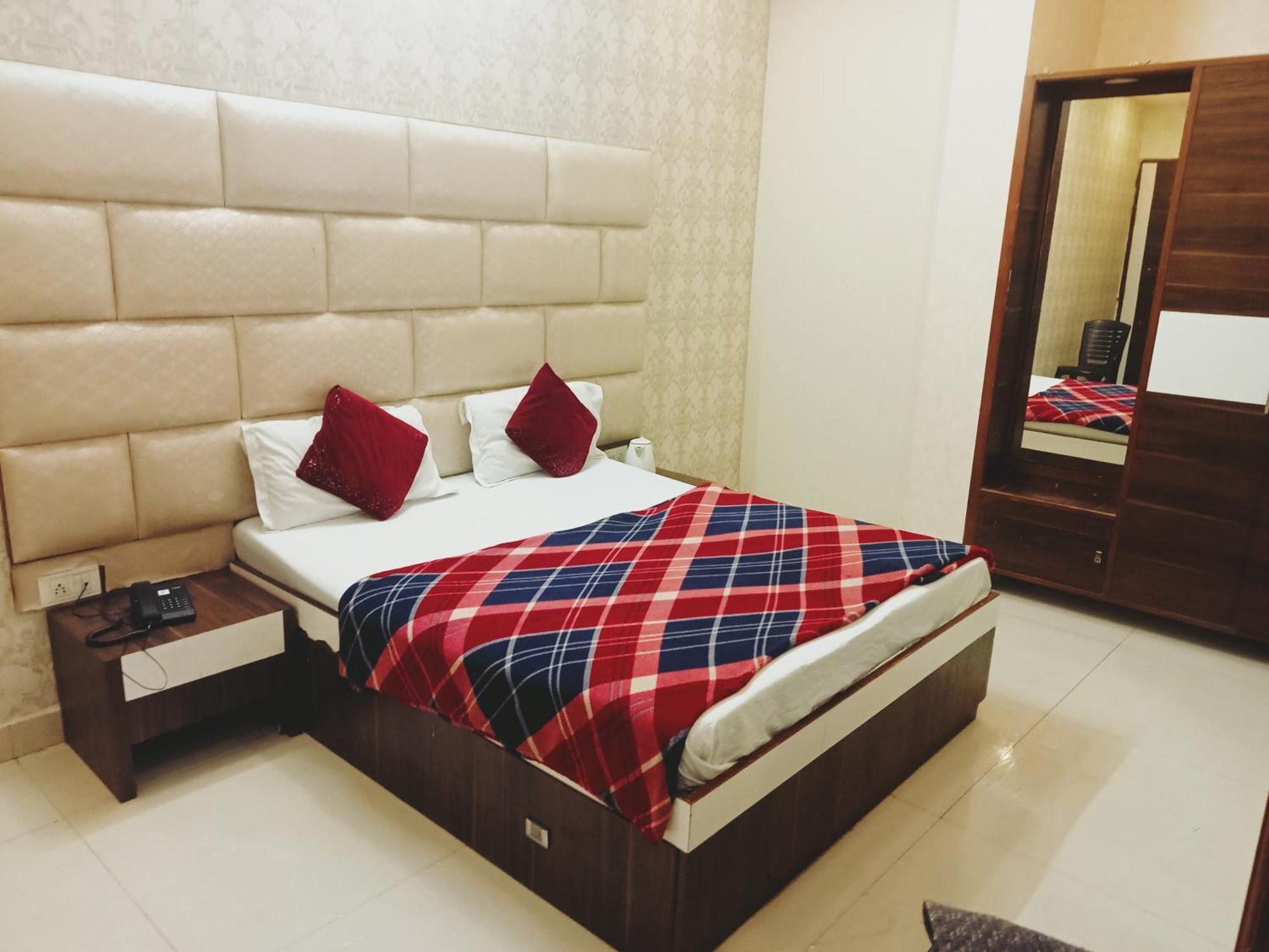 Hotel Robin Inn Amritsar Oda fotoğraf
